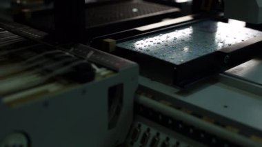 LED paneli. Çalışan üretim makine görünümünü