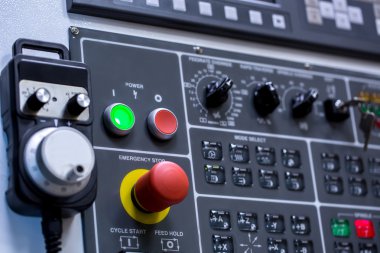 Makinenin kontrol paneli. Şalterler, yakın çekim