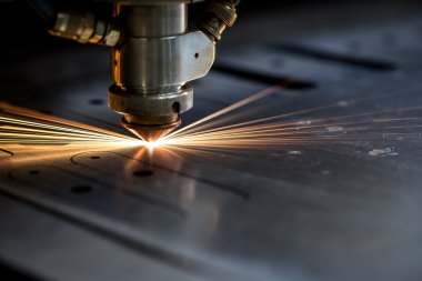 Metal kesme. Lazer kıvılcımlar