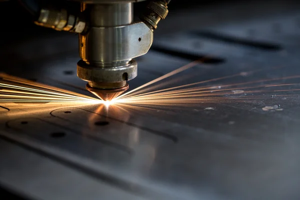 Découpe de métal. Les étincelles volent du laser — Photo