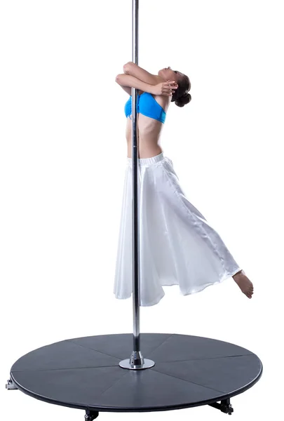 Zgrabna dziewczyna taniec na pylon. Studio fotografii — Zdjęcie stockowe