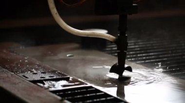 Su ve kum ile metal kesme sürecinin görünümü