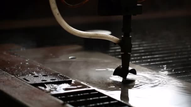 Weergave proces van snijden metaal met water en zand — Stockvideo