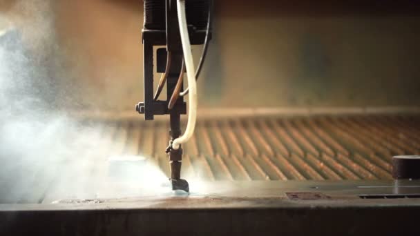 Waterjet cutting metal. Syn på modern maskin — Stockvideo