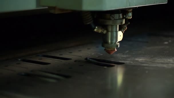 Machine makes hole in metal sheet by laser head — Stock Video