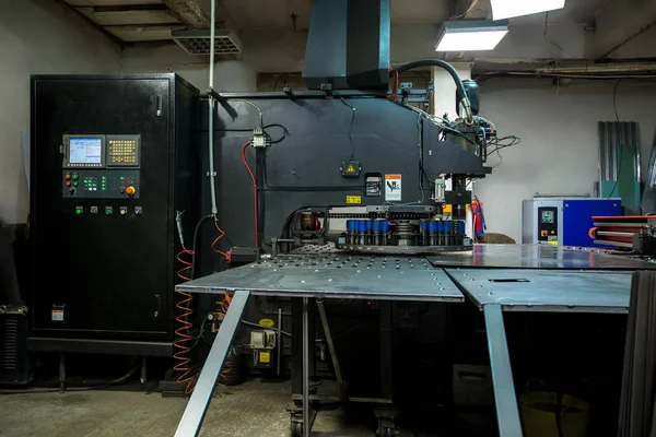Workshop de produção. Máquina de perfuração de metal — Fotografia de Stock