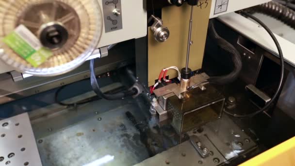 Fungování oblouku řezací stroj, close-up — Stock video