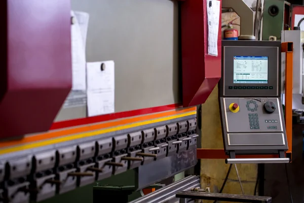 Taller de fabricación. Imagen de la máquina dobladora — Foto de Stock