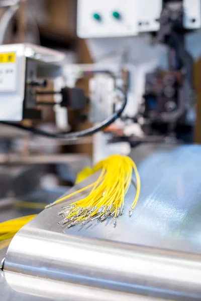 Bild von gekräuselten Drähten auf der Maschine — Stockfoto