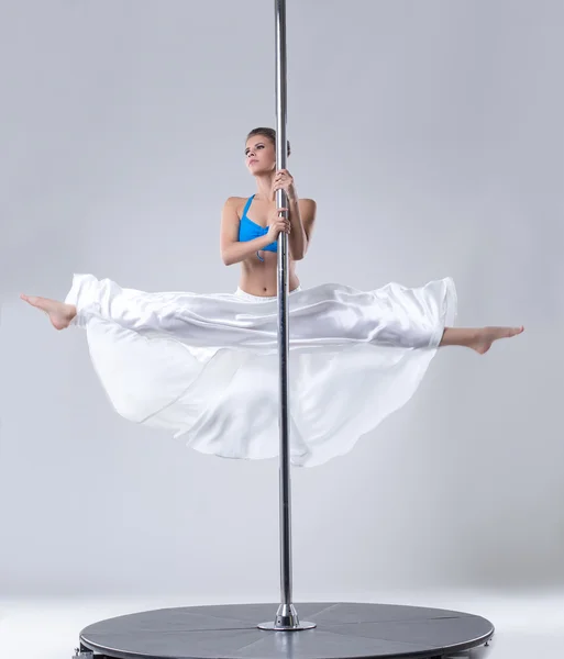 Girl easily performs complex dance steps on pylon — Stock Photo, Image