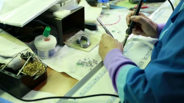 Vue du panneau LED de soudure de travailleur — Video