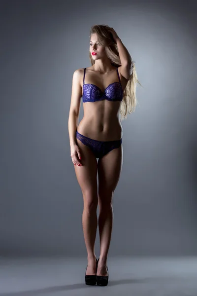 Attraktiv kvinnlig modell visar sexiga underkläder — Stockfoto
