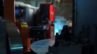 Robot görünümünü metal konstrüksiyon işler