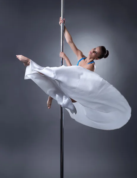 Pole Dance. hübsche Tänzerin posiert in eleganter Pose — Stockfoto