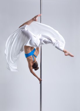 Zarif kız pilon üzerinde baş aşağı asılı