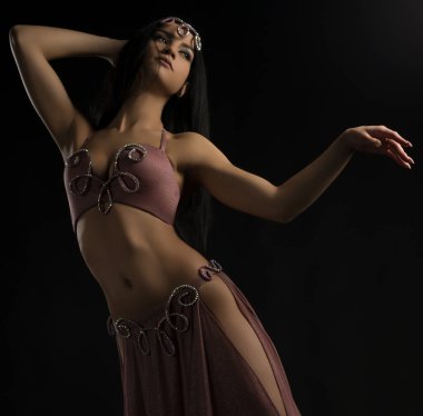 Güzel seksi dansçı iyi Easten tarzı pembe kostüm tam uzunlukta görünümünde siyah arka plan üzerine