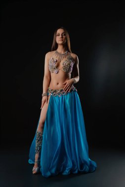 Bir kadın, kültür festivali sırasında karanlık bir bölgede bir yılanla dans ediyor. Yeteneklerini sergiledikçe hareketleri zarifleşiyor. Atmosfer heyecan ve enerjiyle dolu..