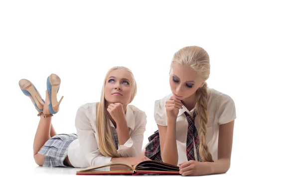 Captura de estudio de colegialas rubias posando en la cámara Imágenes de stock libres de derechos