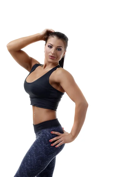 Sexy vrouwelijke bodybuilder poseren op camera — Stockfoto