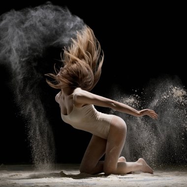 Diz karanlık oda çekimde beyaz toz içinde kalan bej vücut giymiş güzel esmer