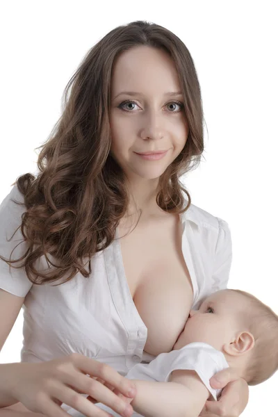 Foto de madre joven amamantando a su hijo — Foto de Stock