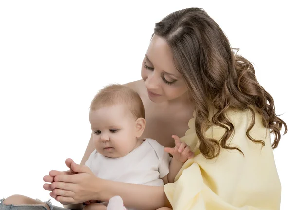 Liebevolle Mutter spielt mit ihrer kleinen Tochter — Stockfoto