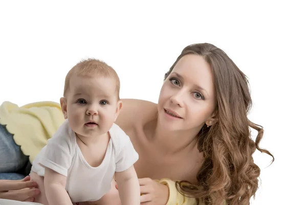 Studio foto van aantrekkelijke vrouw en haar kind — Stockfoto