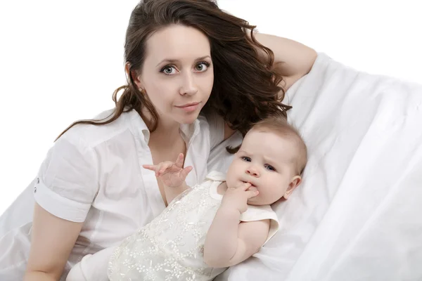 Mooie moeder en haar zoete baby poseren in studio — Stockfoto