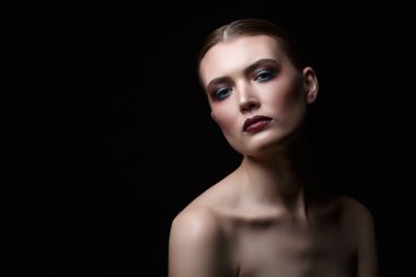 Model ile parlak yapmak languidly kameraya bakıyor