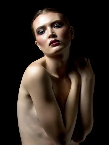 Femme nue posant avec excès de faire sur son visage — Photo