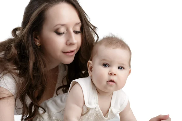 Pěkné tmavě vlasy matka se stará o své dítě — Stock fotografie