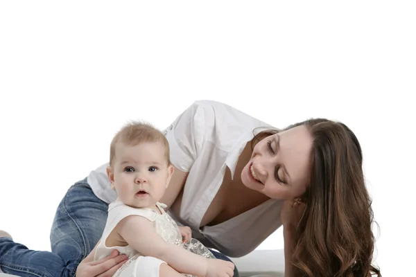 Feliz mãe de cabelos escuros brincando com seu bebê — Fotografia de Stock