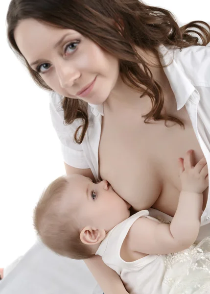 母乳育児中に愛らしい赤ちゃんのスタジオ写真 — ストック写真