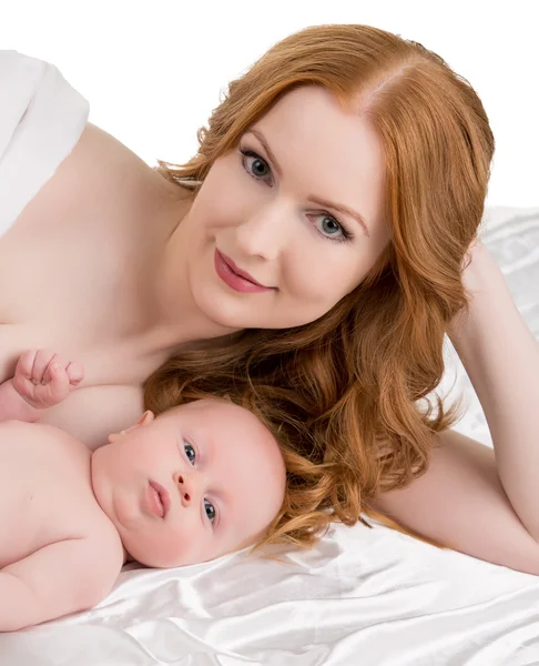 Aranyos vörös hajú nő és gyermeke pózol a kamera — Stock Fotó