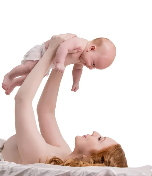 Bastante ruiva mãe brincando com seu bebê — Fotografia de Stock