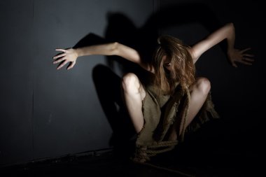 Kaçırılan kadın kendini savunmak hazırlanıyor