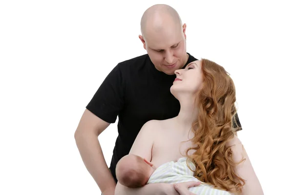 Porträtt av lycklig familj som nyligen hade baby — Stockfoto