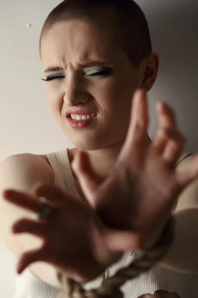 Portrait de femme frustrée avec les mains liées — Photo