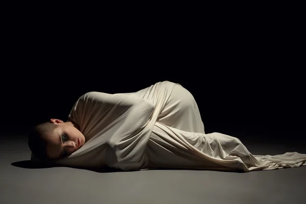 Imagen de estudio de una mujer mentalmente enferma con camisa de fuerza — Foto de Stock