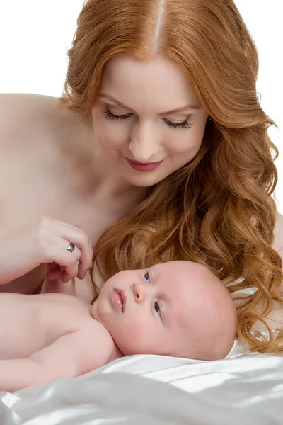 Söt rödhårig mor hand tar om sitt barn — Stockfoto