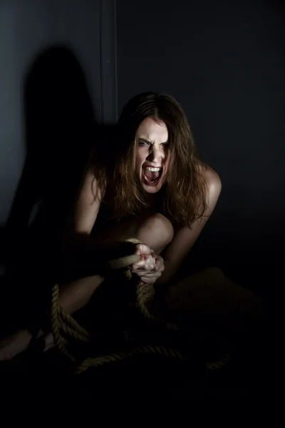 Az emberkereskedelem. Kimerült lány kiabál kamera — Stock Fotó