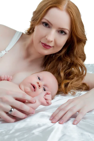 Portret van moeder en haar baby, geïsoleerd op wit — Stockfoto