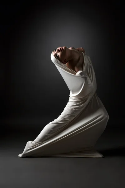 Conceito de loucura. Menina emocional em pose estranha — Fotografia de Stock