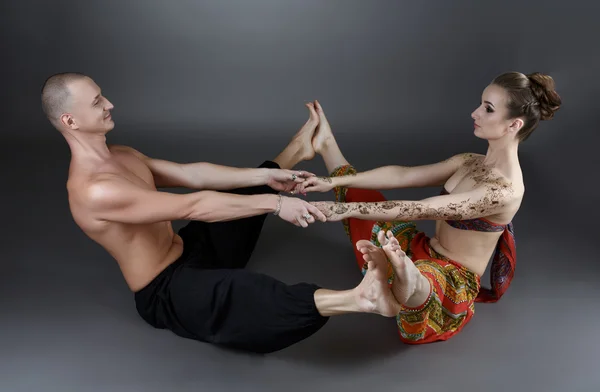 Yoga con pareja. Entrenadores muestran una de asanas —  Fotos de Stock