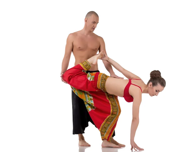 Yogalehrer hilft Mädchen Asana durchzuführen — Stockfoto