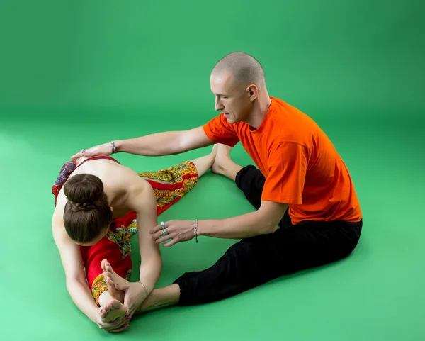 Entrenamiento conjunto de yoga con entrenador experimentado — Foto de Stock