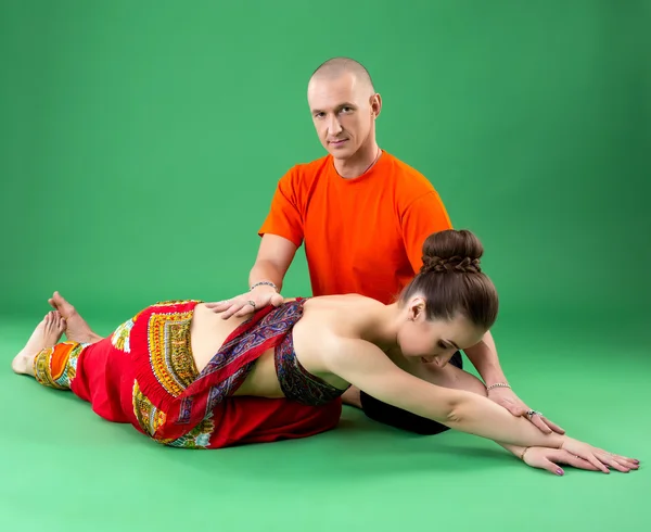 Yoga. Instructeur helpt vrouw om uit te voeren asana — Stockfoto