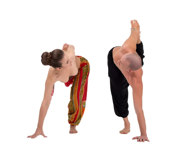 Yoga. Partner schauen sich bei Übung an — Stockfoto