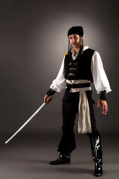 Hombre atractivo vestido de pirata para Halloween — Foto de Stock