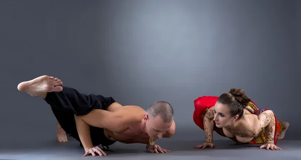 Yoga. Mooi paar doen moeilijk asana — Stockfoto